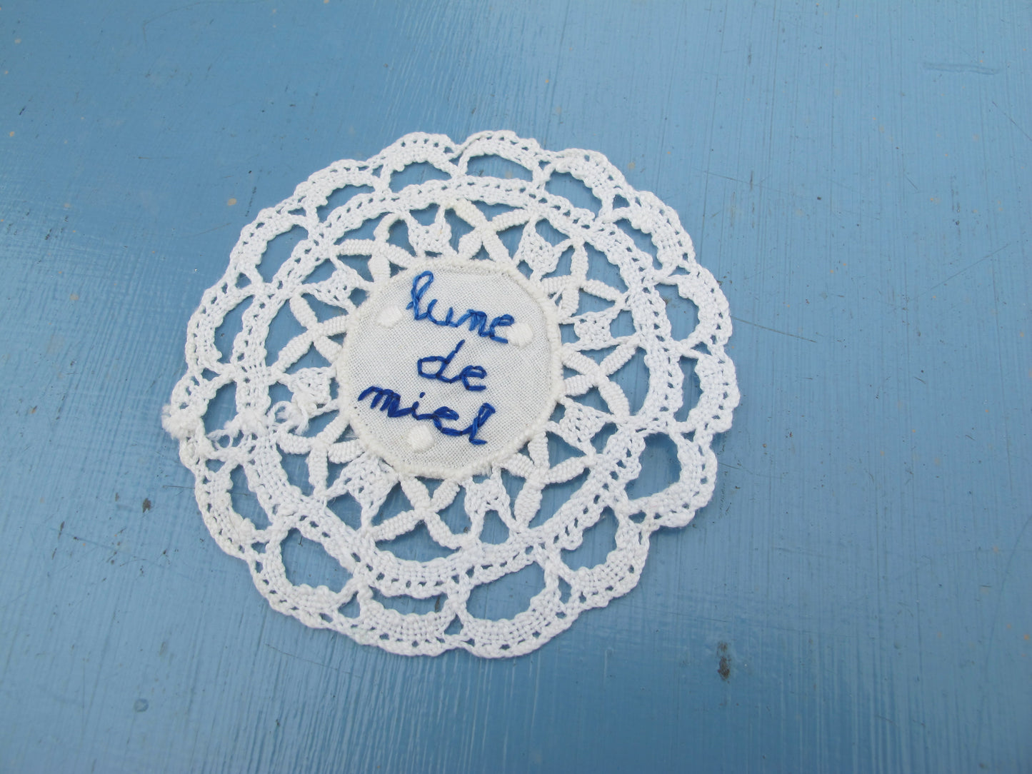 Lune de miel – Handmade embroidery artwork