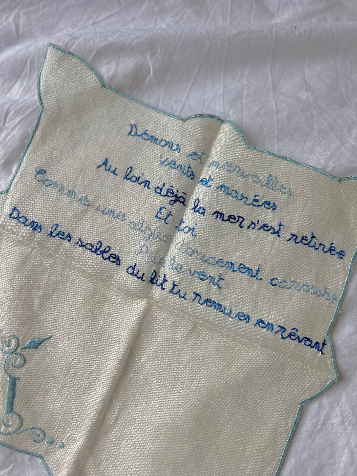 Dans les sables du lit – Hand-Embroidered Artwork