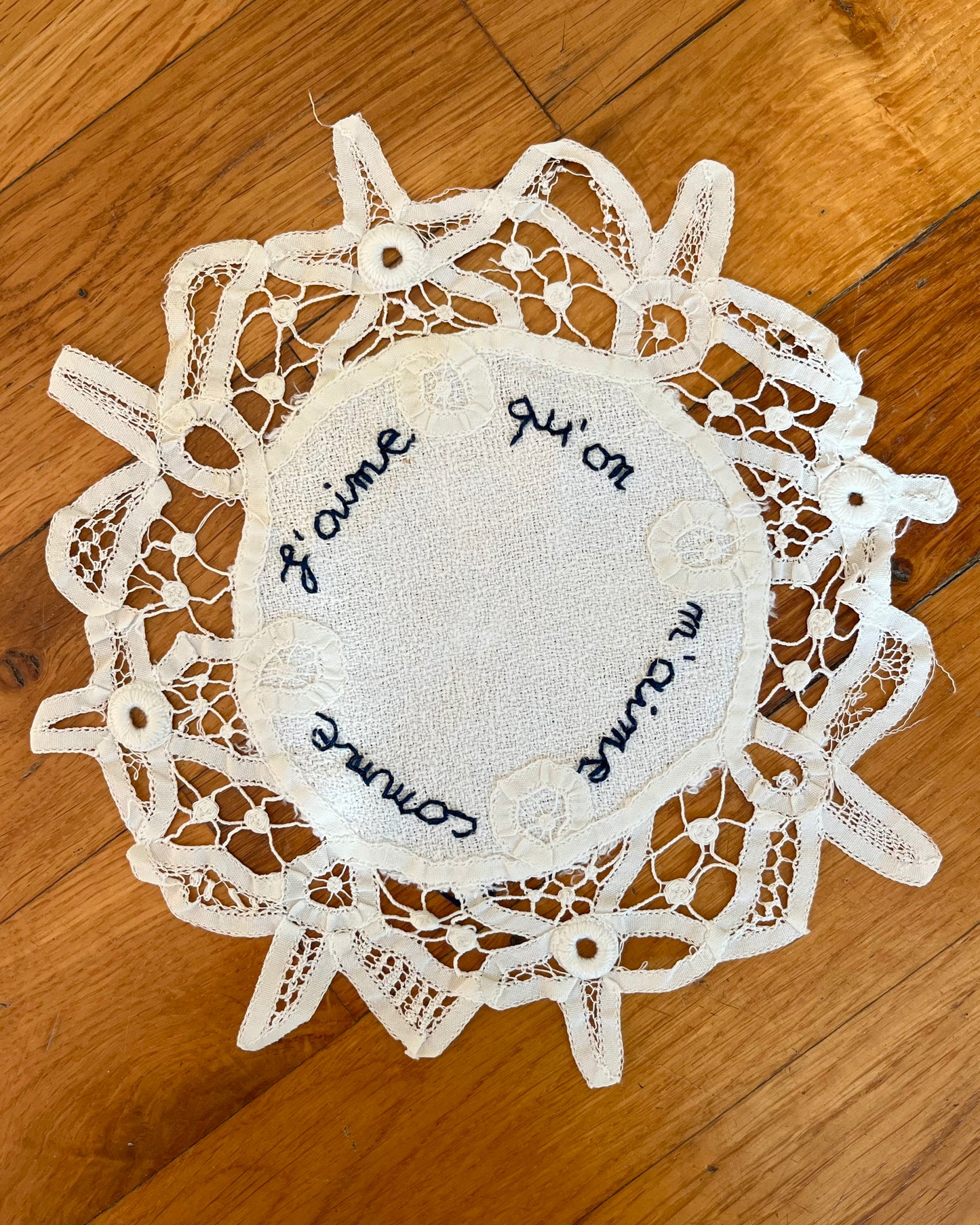 J'aime – Hand-embroidered artwork