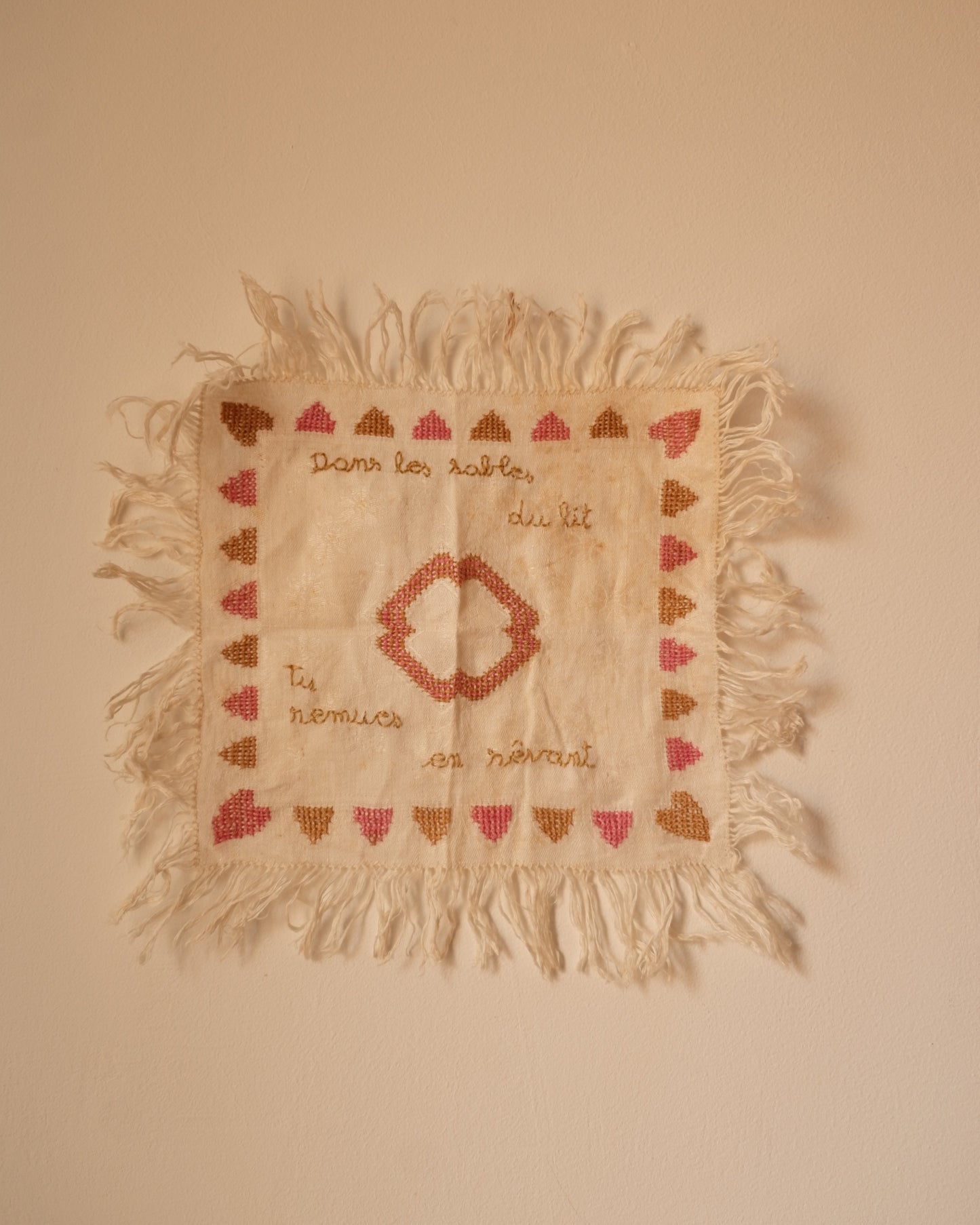 Dans les sables – Hand-Embroidered Poem Napkin