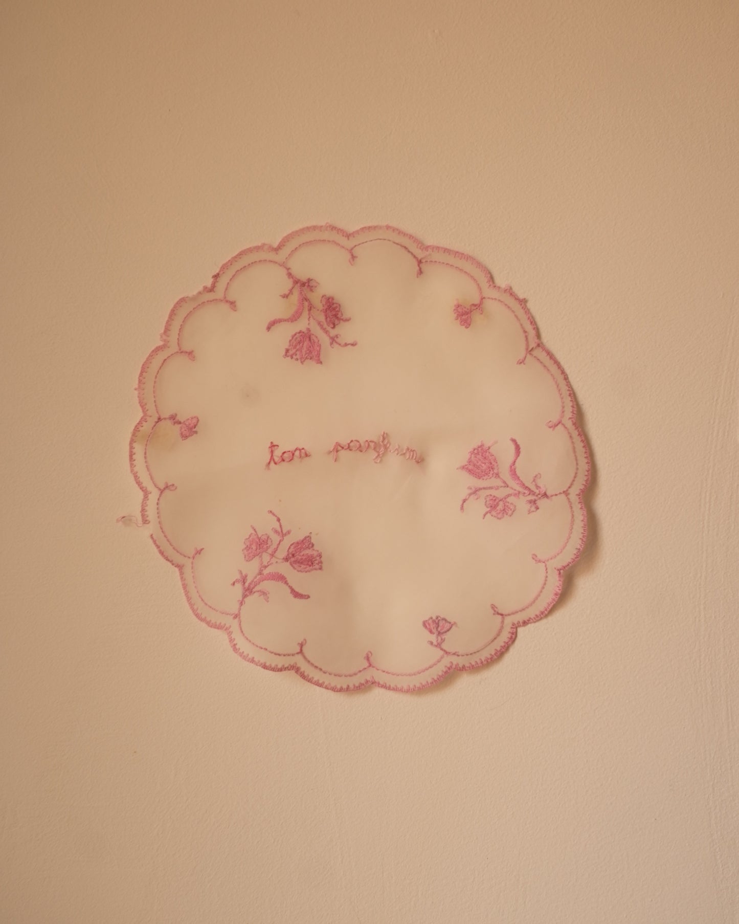 Ton parfum – Hand-Embroidered napkin