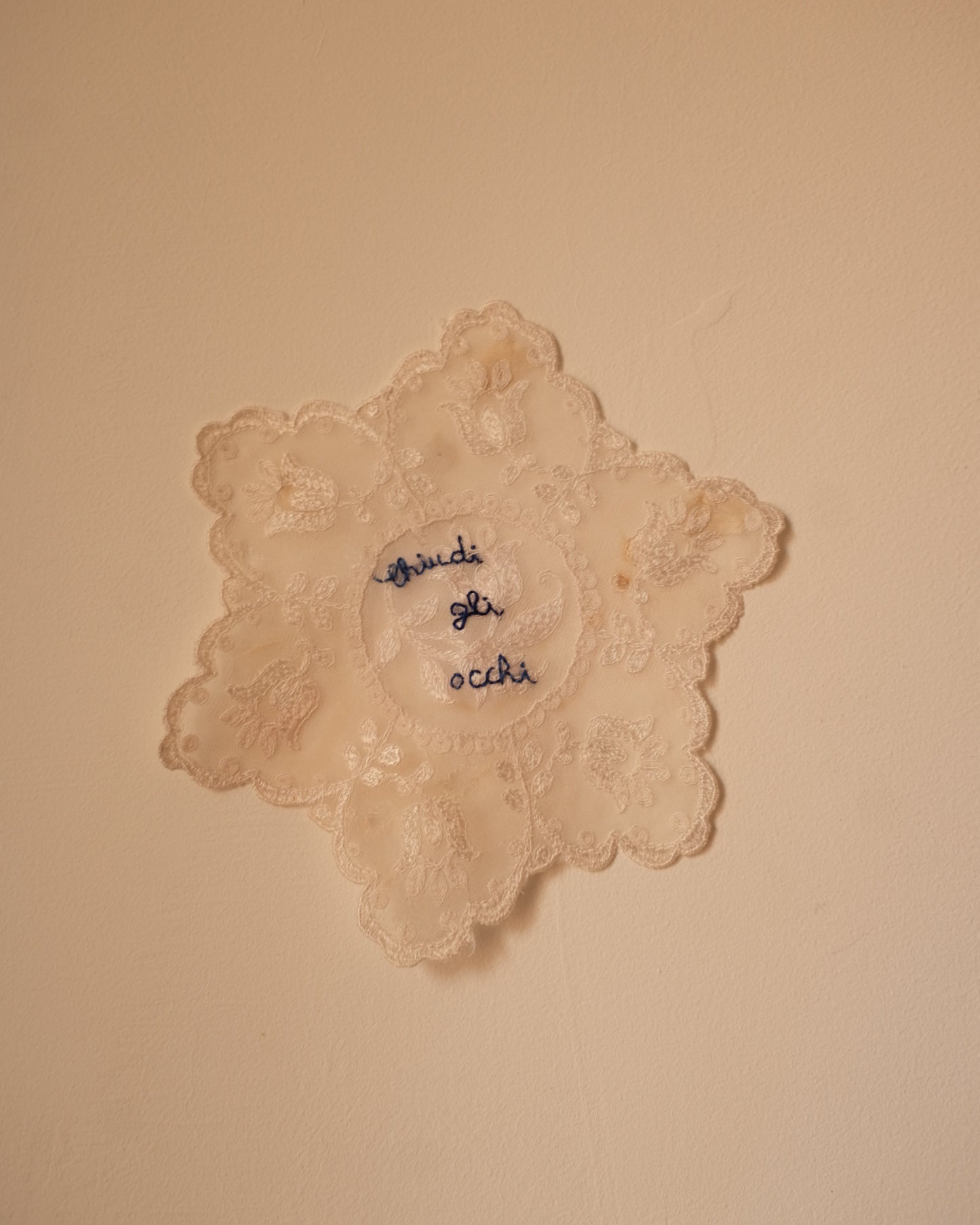 Chiudi gli occhi – Hand-Embroidered napkin