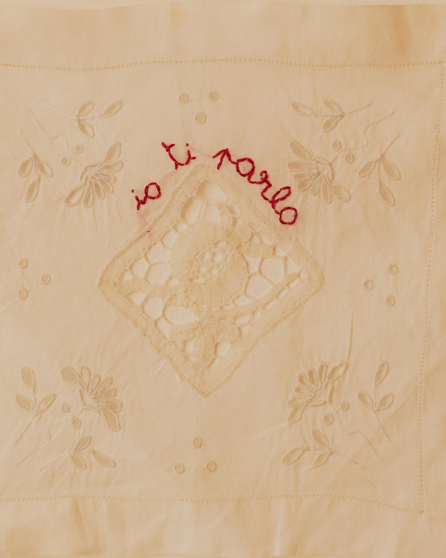 Io ti parlo tu mi ascolti – Hand-embroidered artwork