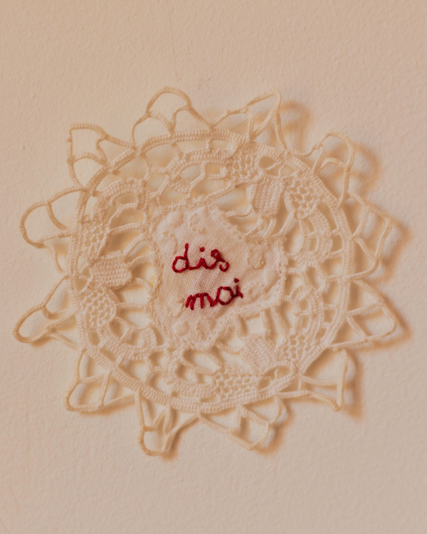 Dis moi – Hand-embroidered artwork