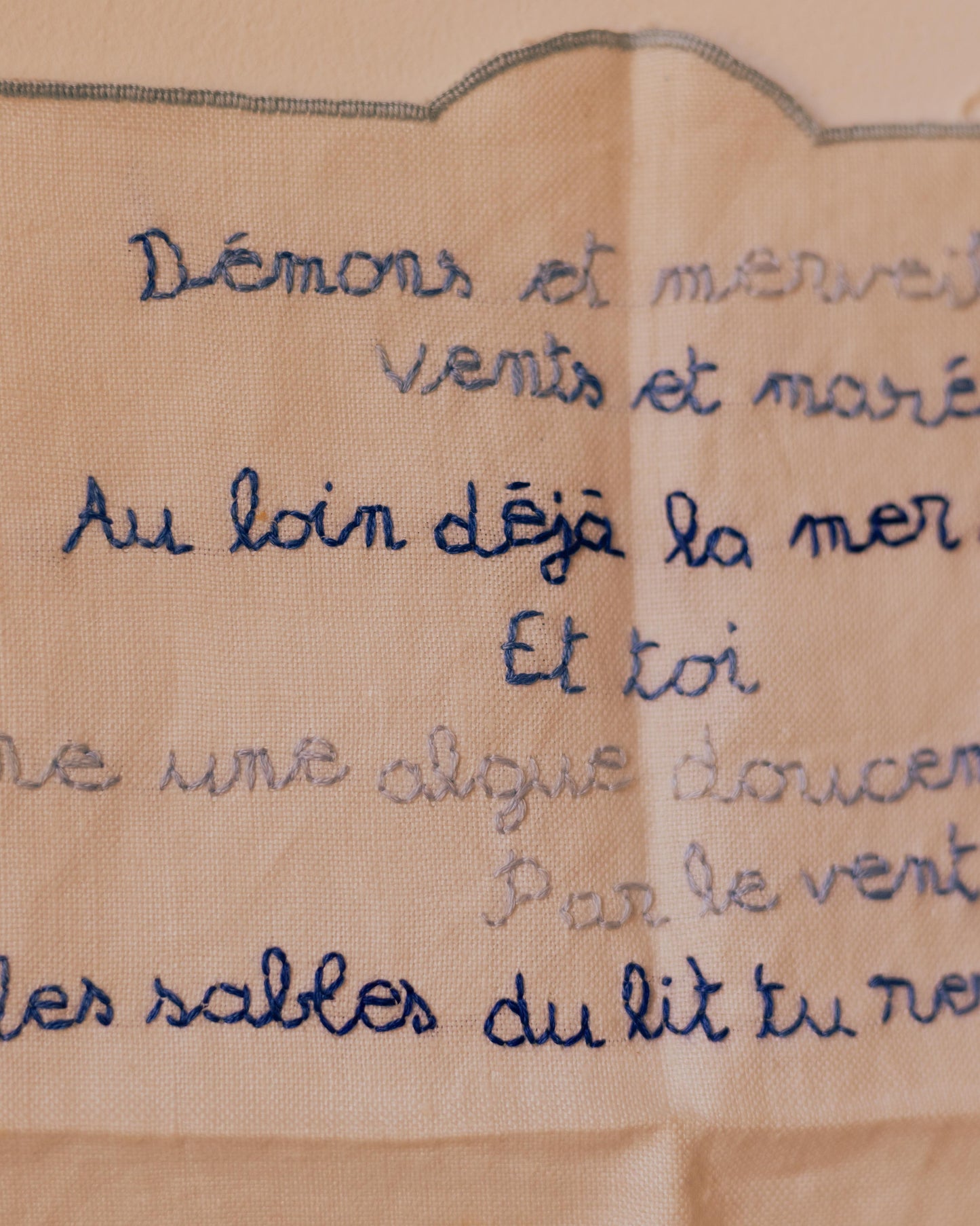 Dans les sables du lit – Hand-Embroidered Artwork