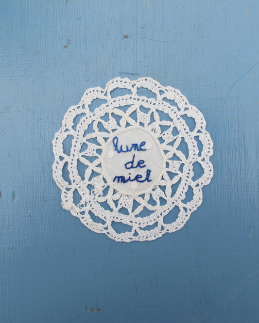 Lune de miel – Handmade embroidery artwork