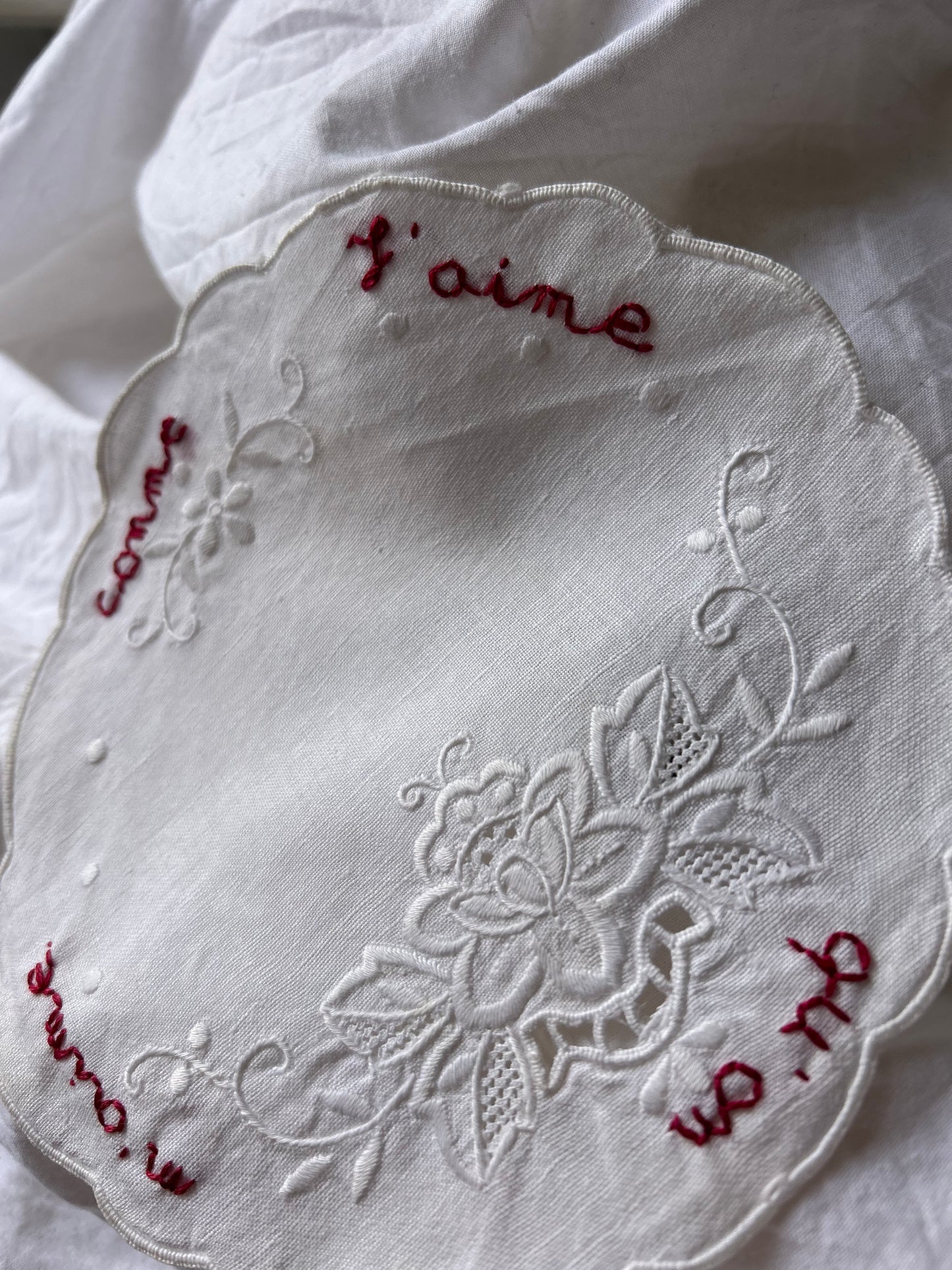 J'aime qu'on m'aime comme j'aime – Hand-Embroidered Artwork
