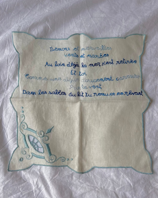 Dans les sables du lit – Hand-Embroidered Artwork