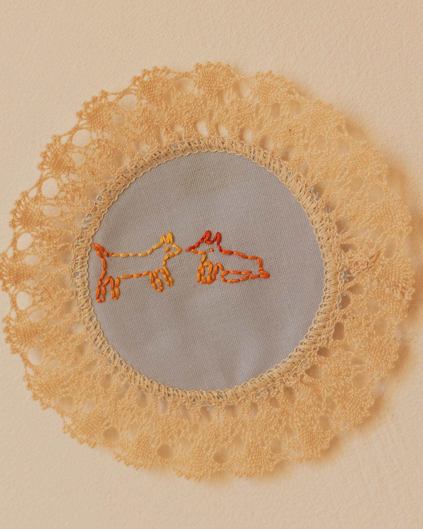 Kind dogs – Hand-embroidered artwork
