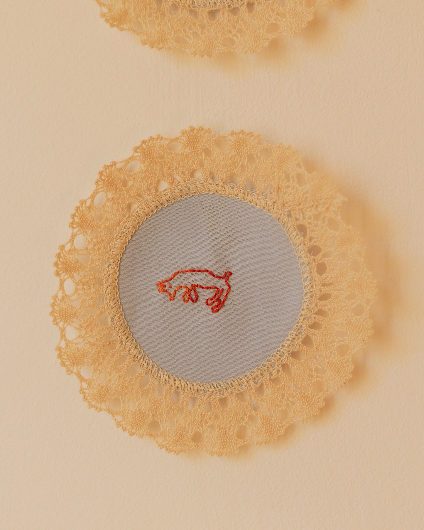 Kind dogs – Hand-embroidered artwork