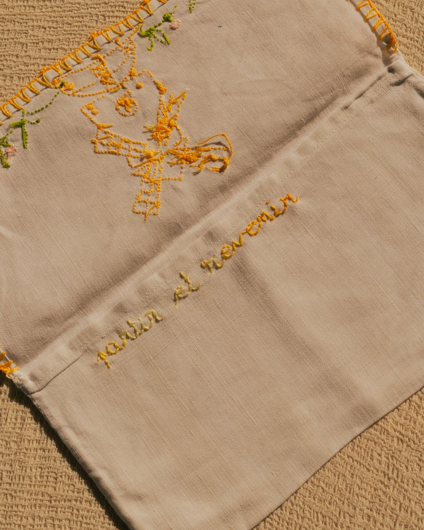 Partir et revenir – Hand-embroidered artwork