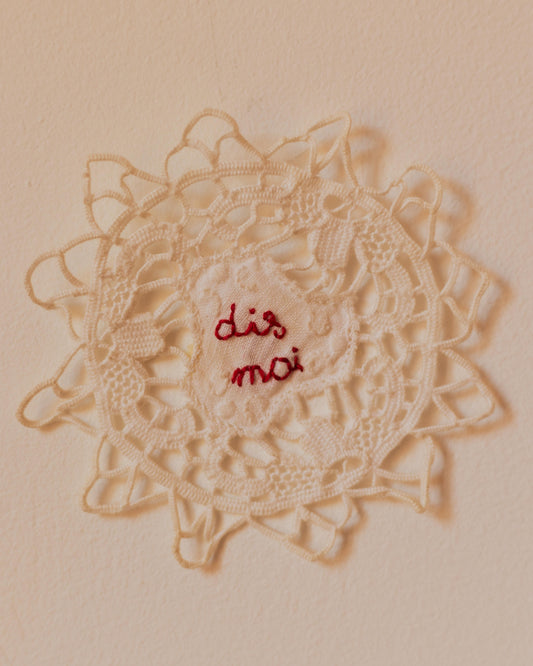 Dis moi – Hand-embroidered artwork