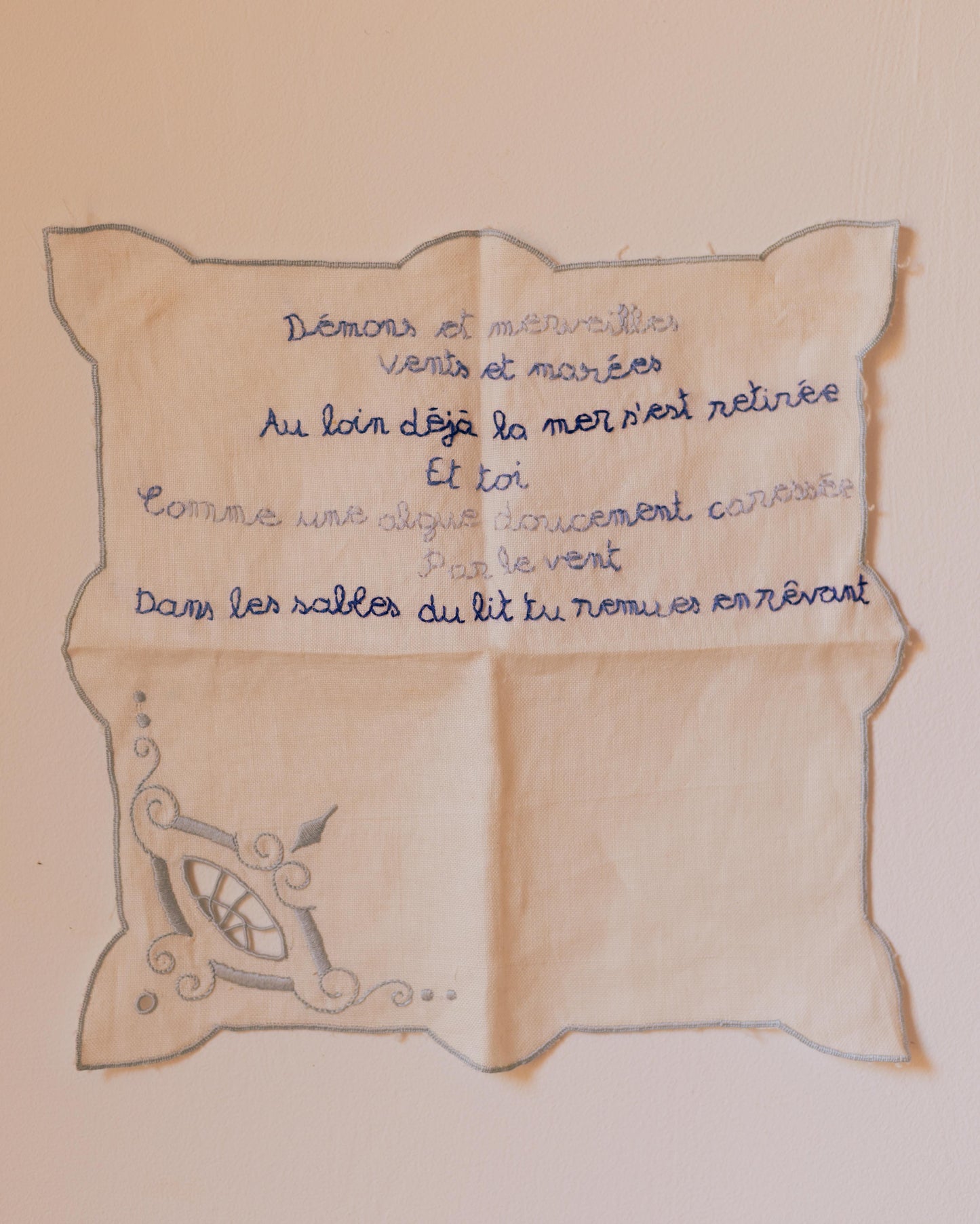 Dans les sables du lit – Hand-Embroidered Artwork