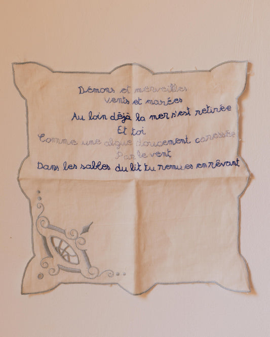 Dans les sables du lit – Hand-Embroidered Artwork