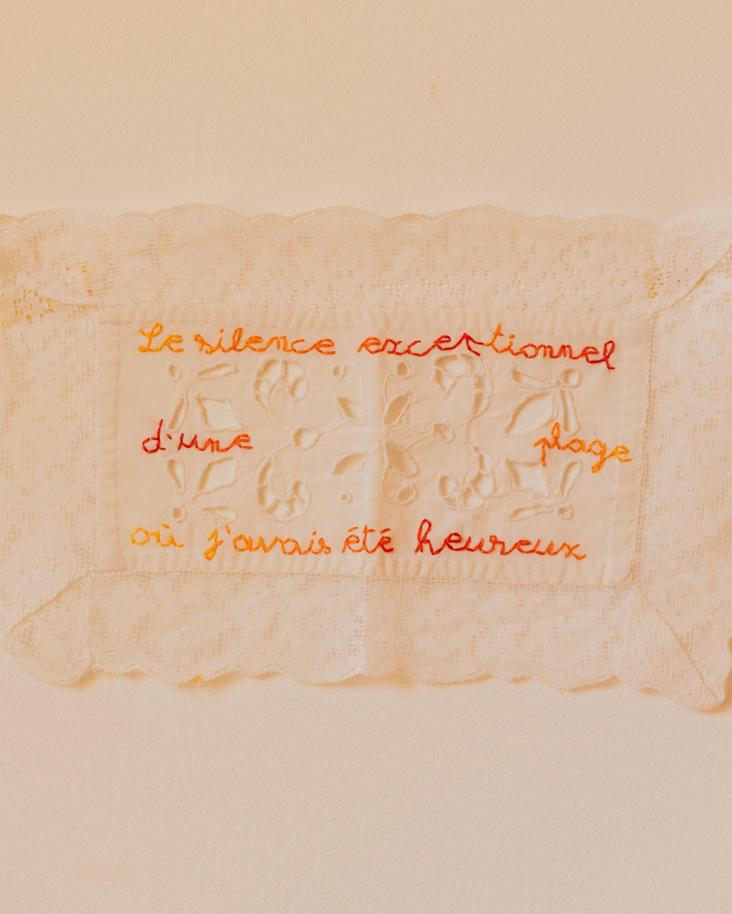 Une plage – Hand-embroidered artwork