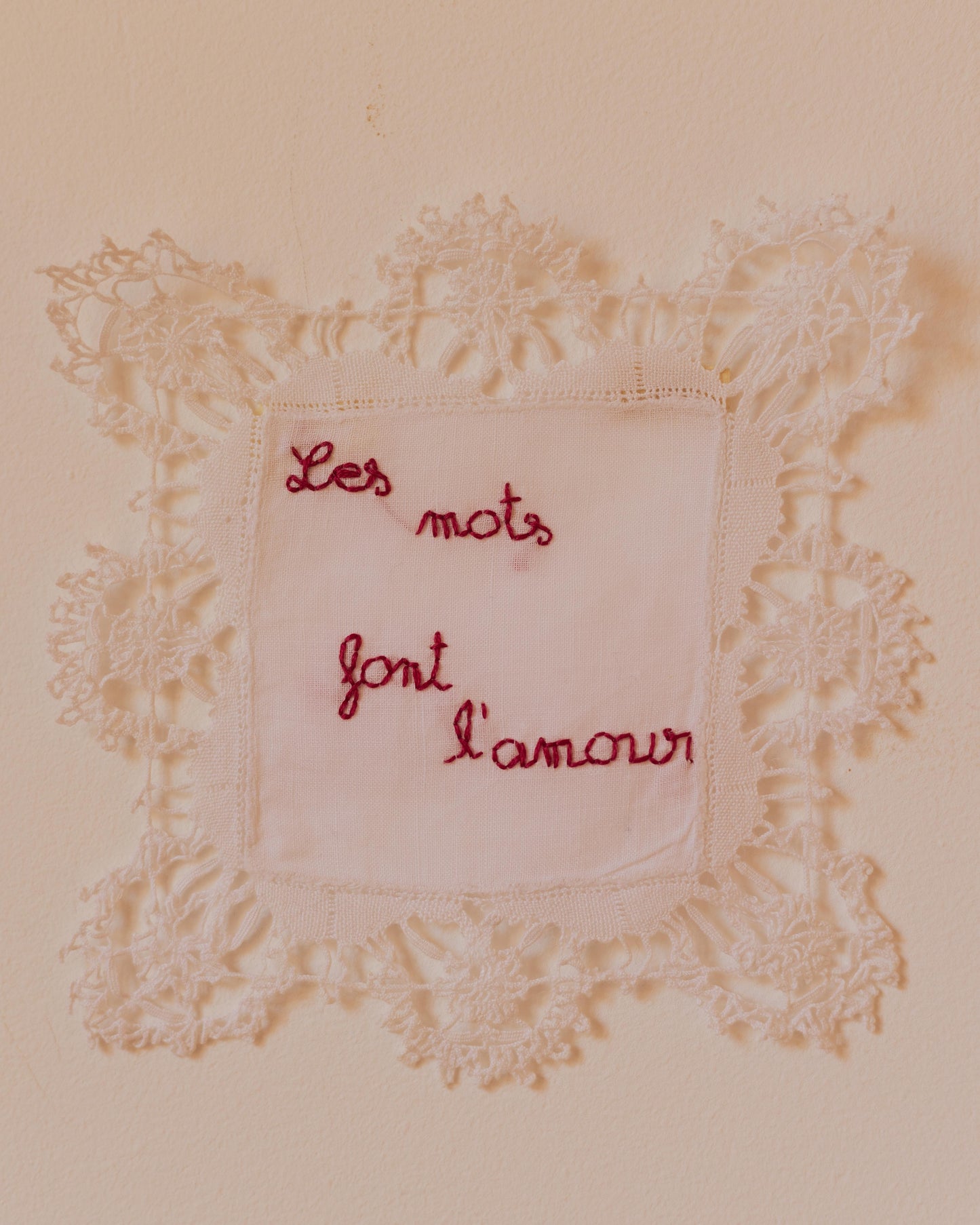 Les mots font l'amour – Hand-embroidered artwork