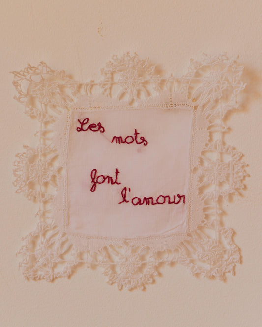 Les mots font l'amour – Hand-embroidered artwork