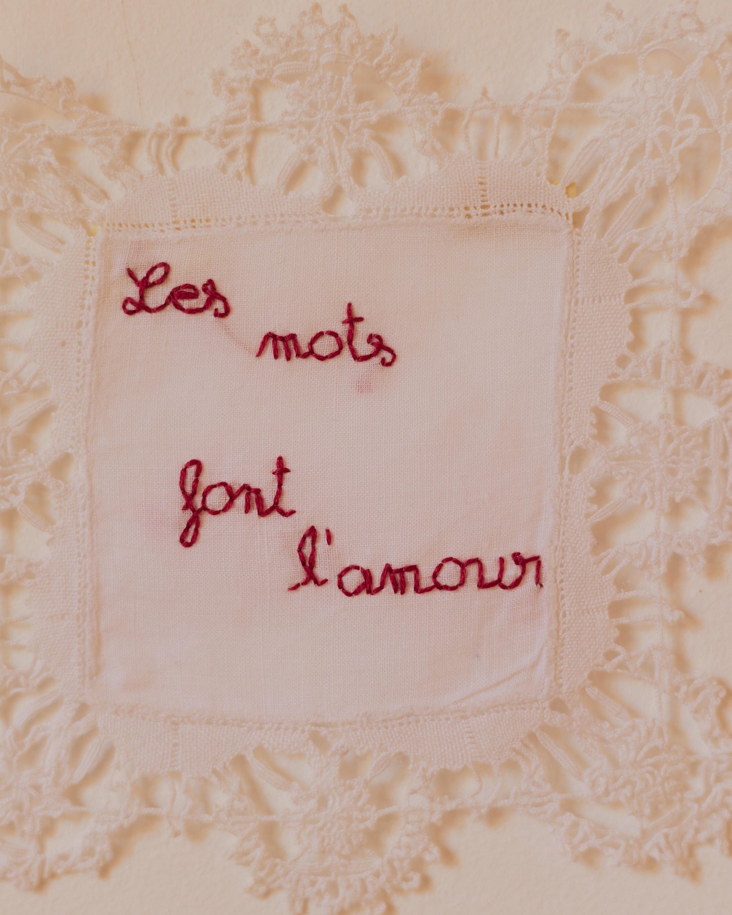 Les mots font l'amour – Hand-embroidered artwork