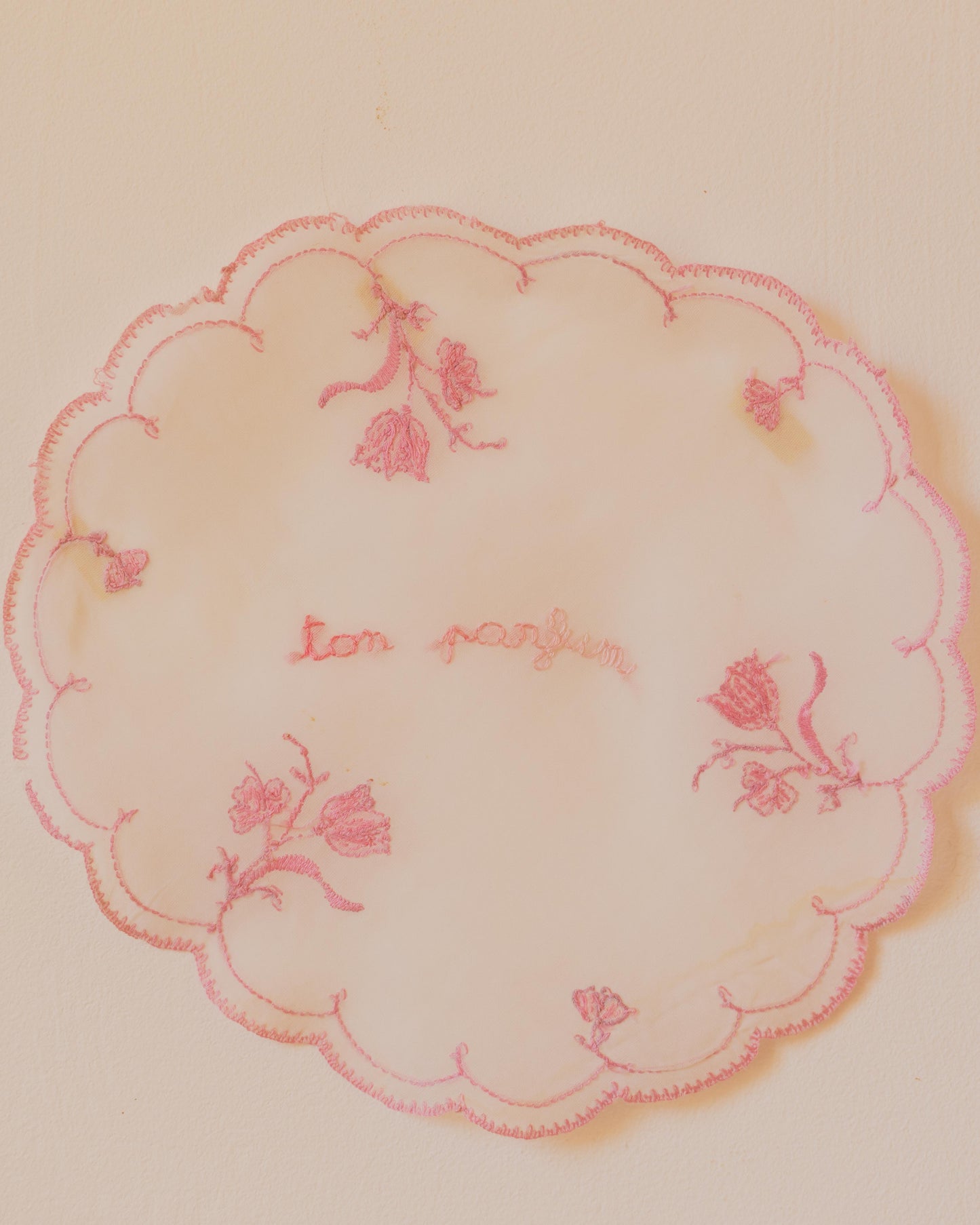 Ton parfum – Hand-Embroidered napkin