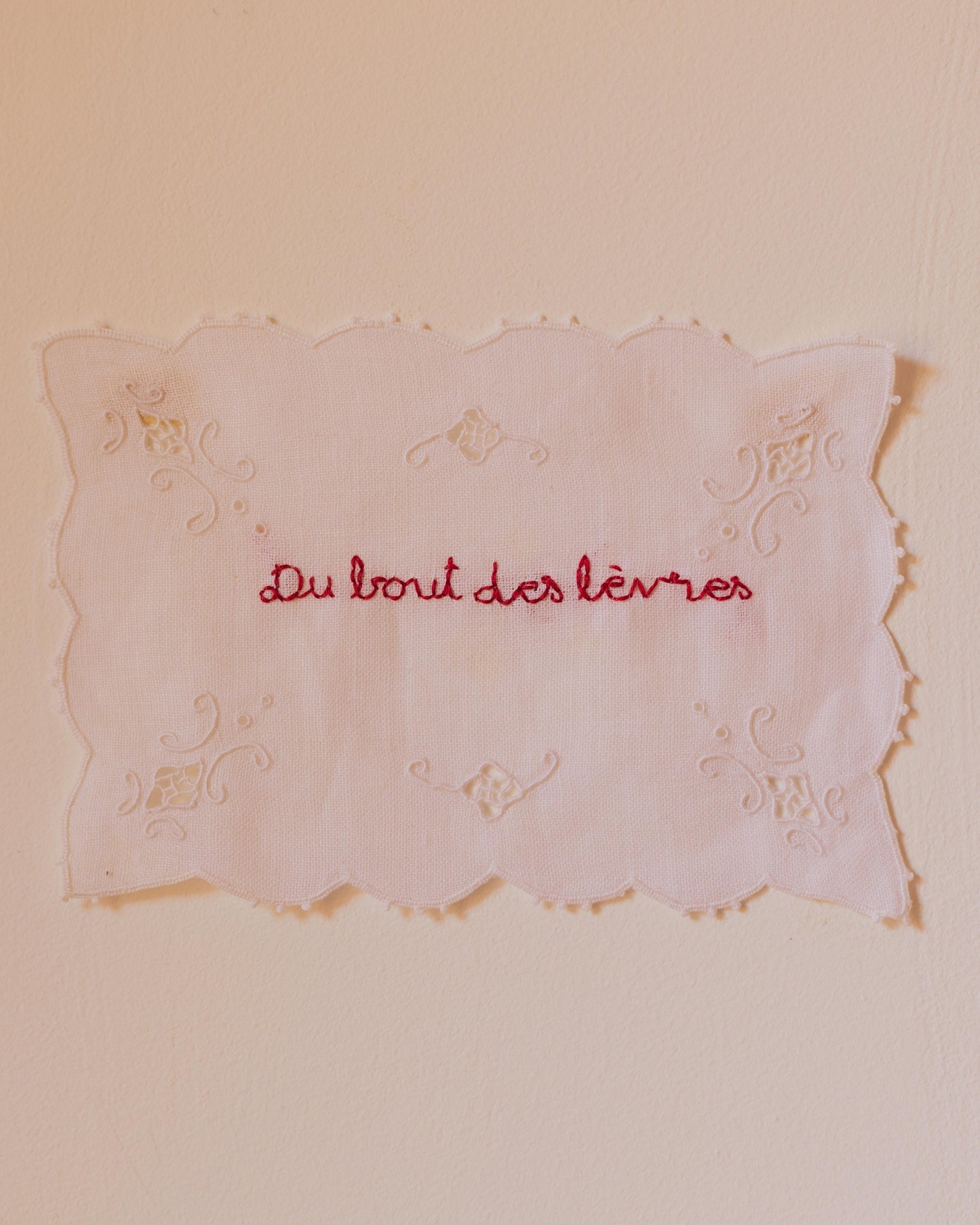 Du bout des lèvres – Hand-embroidered artwork