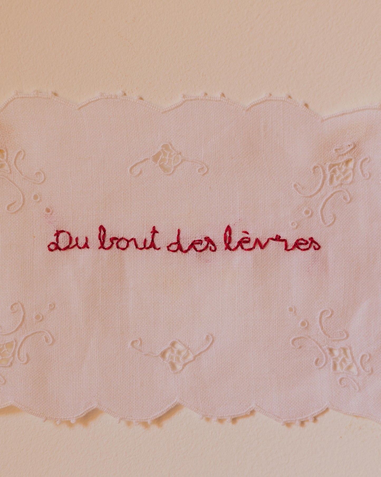 Du bout des lèvres – Hand-embroidered artwork