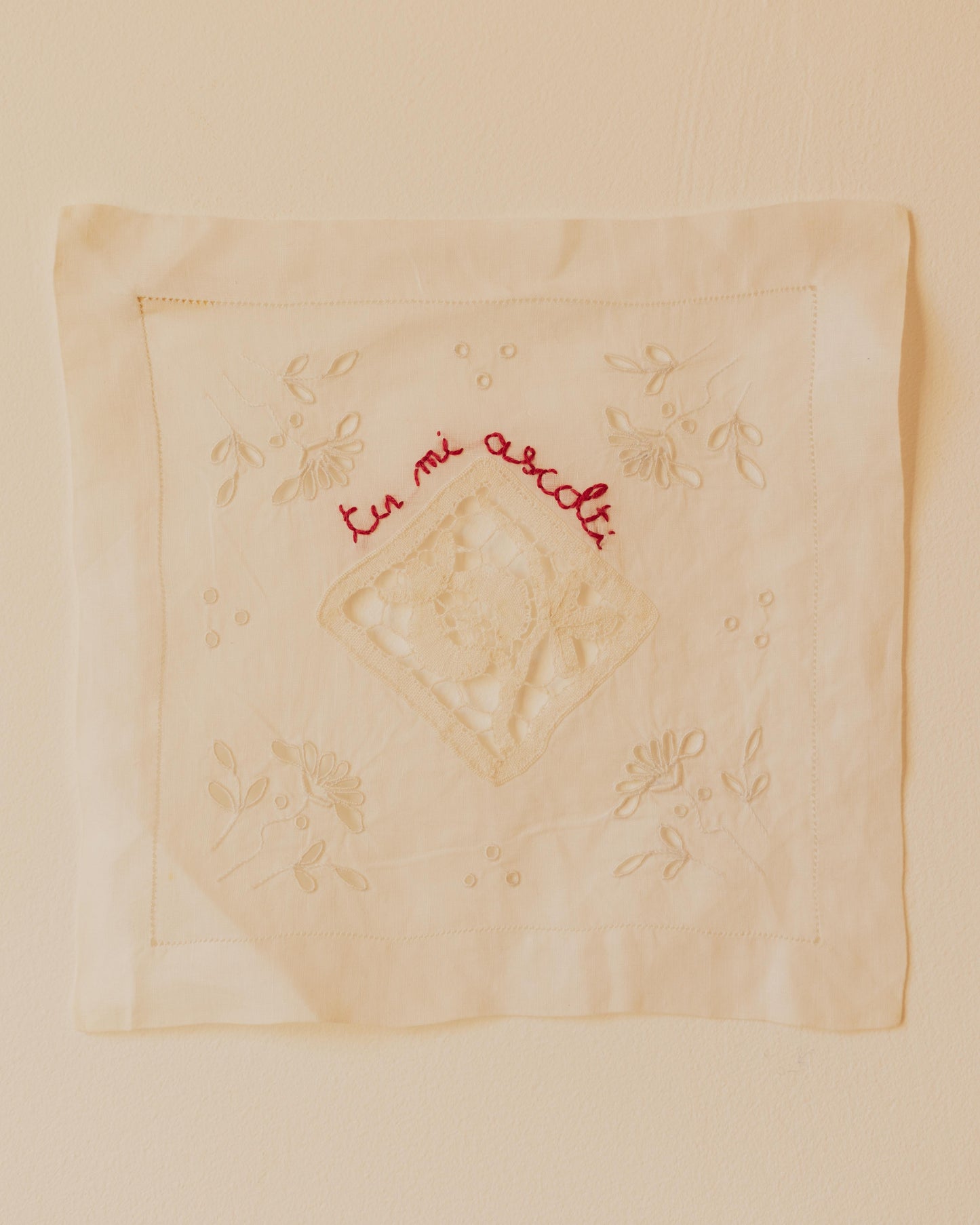Io ti parlo tu mi ascolti – Hand-embroidered artwork