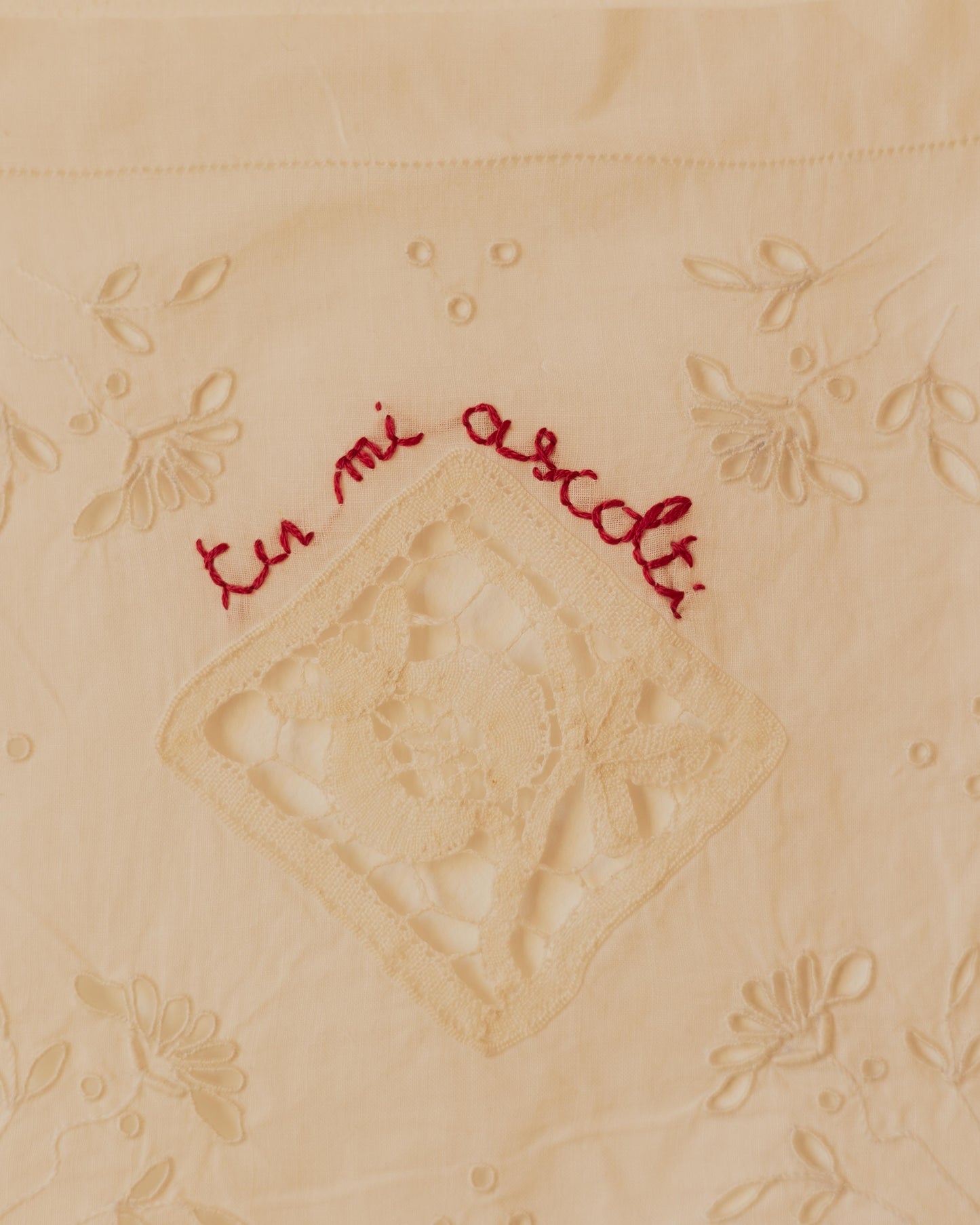 Io ti parlo tu mi ascolti – Hand-embroidered artwork