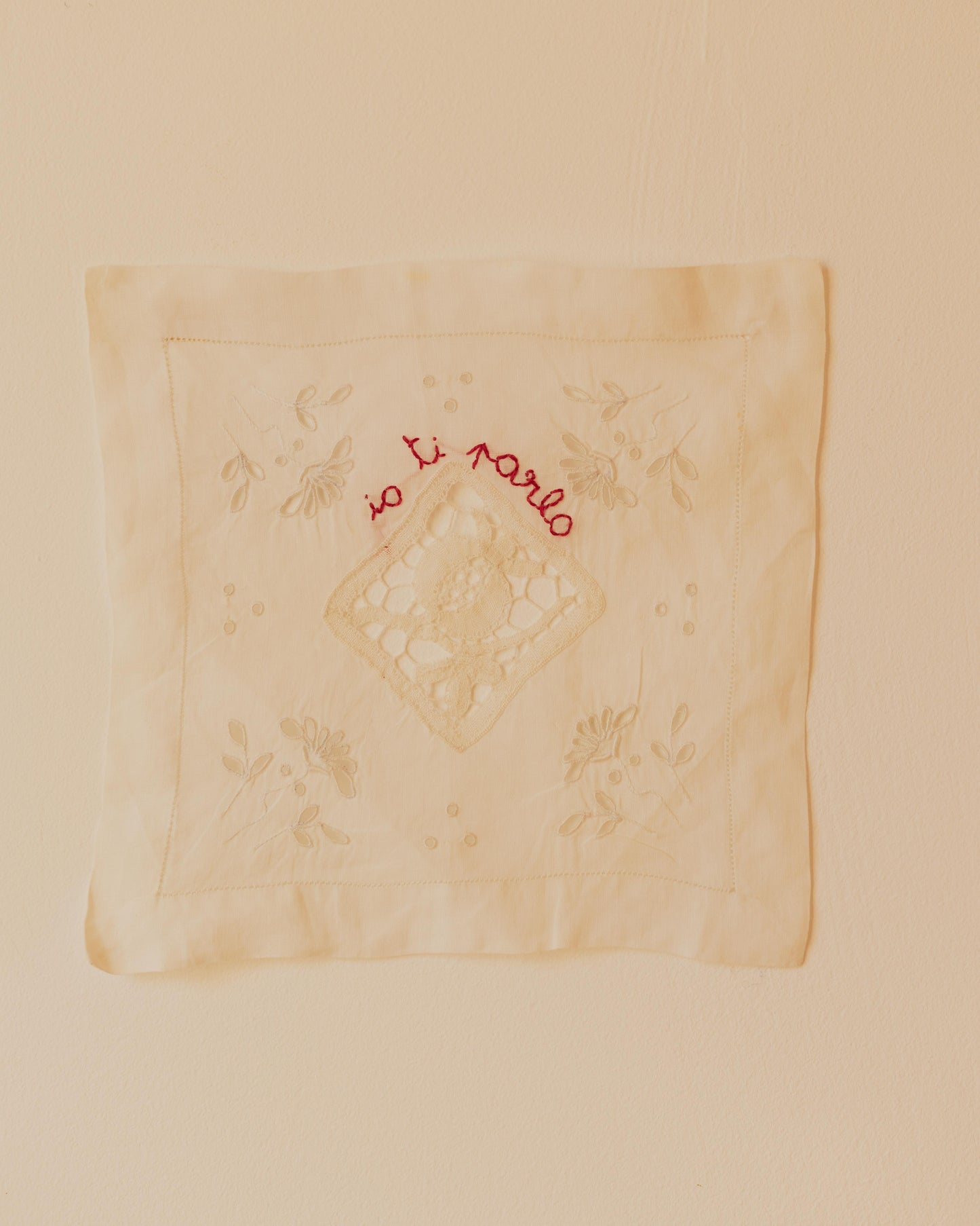 Io ti parlo tu mi ascolti – Hand-embroidered artwork