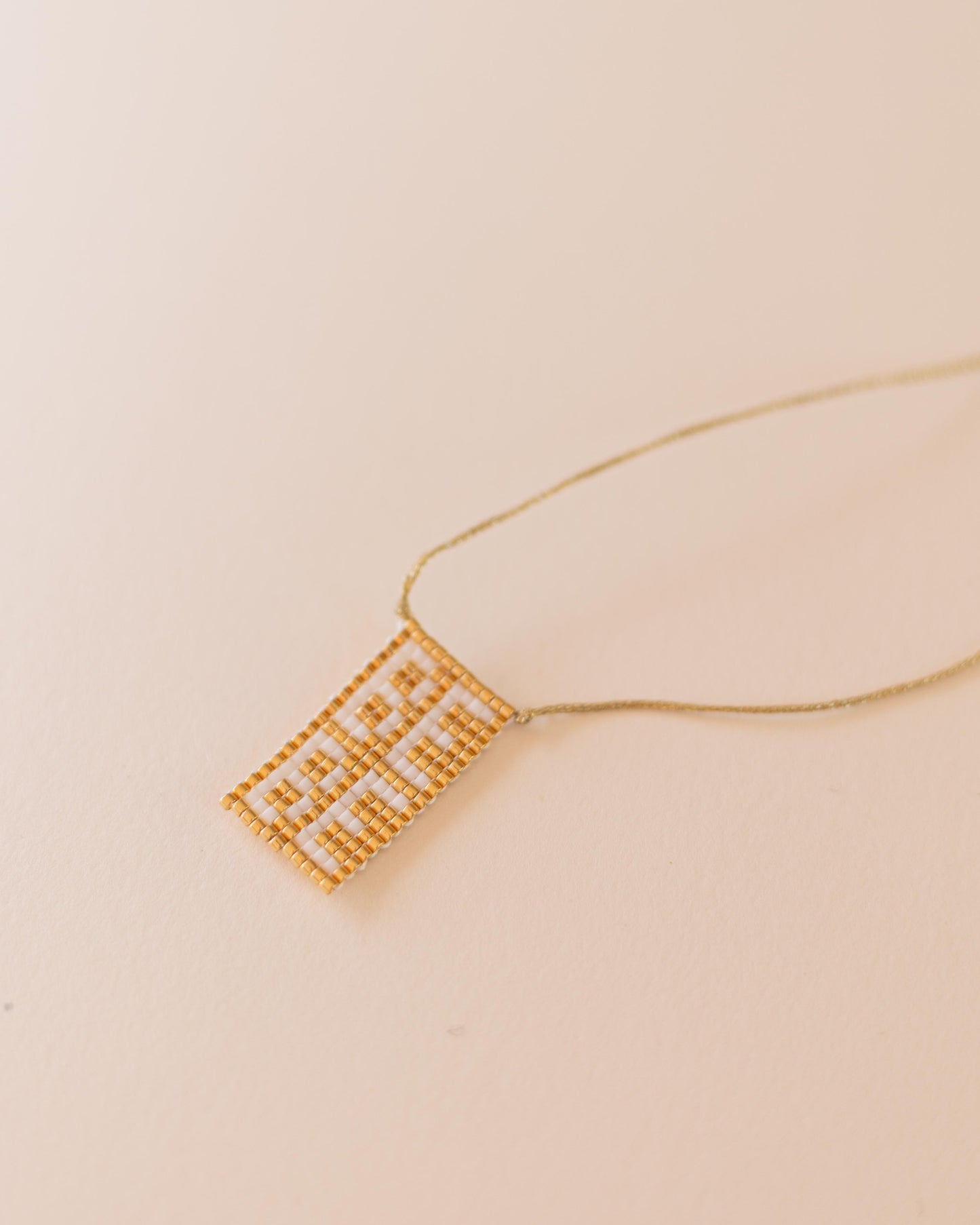 BEBE – handwoven necklace gold-plated edition